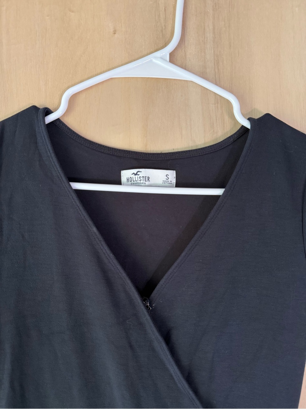 Hollister Women’s Black Short-Sleeve Wrap-Front Jumpsuit size Small - Picture 3 of 4